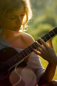 How to learn playing guitar quickly